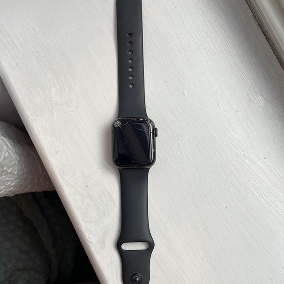 Apple Watch series 5, 40mm, cracked screen - Picture 2 of 7